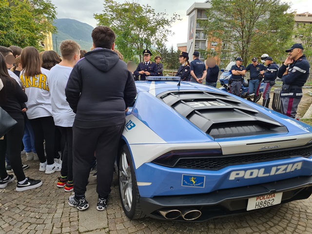 Campagna sicurezza stradale, per la prima volta a Isernia la Lamborghini della Polizia di Stato