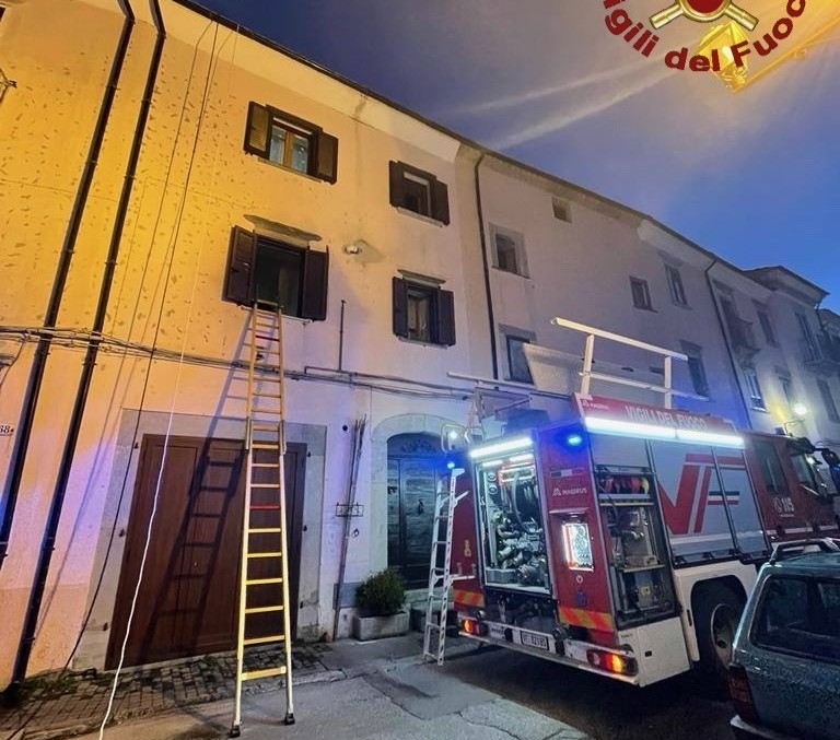 Agnone, alle fiamme un'abitazione del centro storico