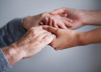 Caregiver familiari, appello a Mattarella per l’80° anniversario della Repubblica: «Non vogliamo essere più invisibili»