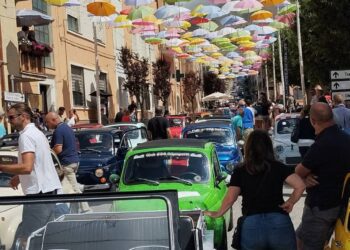 Aielli accende i motori della memoria: torna il Raduno delle storiche Fiat 500 tra Borgo Universo e passione senza tempo