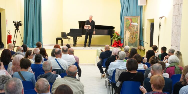 Pescolanciano si emoziona: sala gremita e lunghi applausi per Paolo Zampini e Vincenzo Salzillo.
