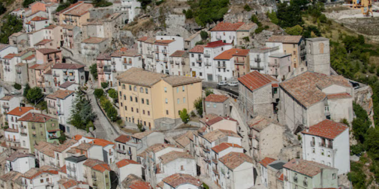 Una Presentosa da Guinness: a Civitaluparella il gioiello d’Abruzzo diventa ferro battuto